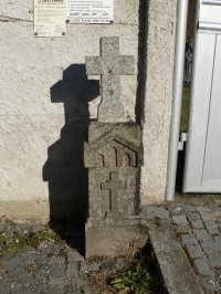 Zbynice, křížek u hřbitovní zdi