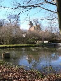 Zbynice, pohled na kostel od rybníčku