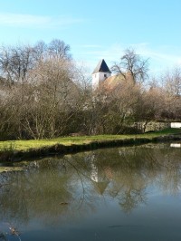 Zbynice, kostel od rybníčku