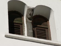 Zbynice, románská hlava na věži