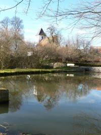 Zbynice,pohled na kostel přes rybníček