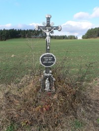 Křížek u silnice do Hlupína