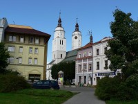 Krnov, pohled na kostel od náměstí