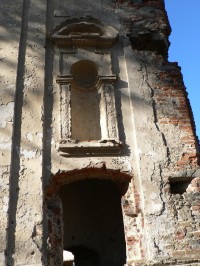 Část zdi kaple s výklenkem