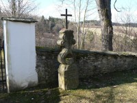 Mouřenec, křížek na hřbitově