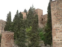Alcazaba, pohled na pevnost z cesty pod hradbami