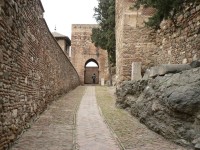 Alcazaba, cesta mezi hradbami