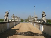 Zámek Milotice, sochy na mostě