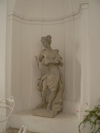 Zámek Milotice, socha uvnitř zámku