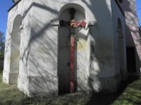 Těchonice, kříž ve výklenku pod věží