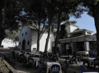 Mijas, kavárna v pozadí kostel