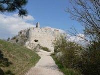Čachtický hrad na obzoru