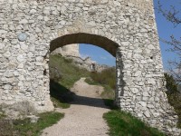 První brána hradu