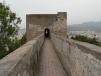 Castillo de Gibralfaro, cesta na hradbách