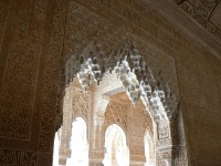Alhambra, výzdoba nad sloupy