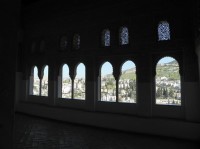 Alhambra, pohled na Granadu okny paláce