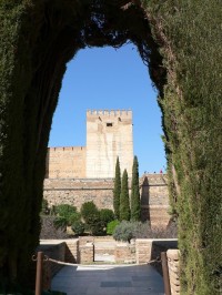 Alhambra, průhled k Alcazabě