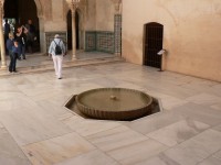 Alhambra, fontánka na nádvoří