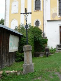 Křížek před kostelem sv. Martina