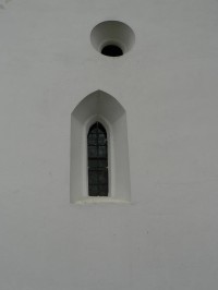 Gotické a kruhové okno na presbytáři