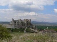 Beckov hrad, v pozadí Bílé Karpaty