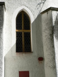 Křištín, gotické okno kostela