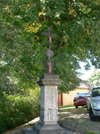 Starý Plzenec, kříž před kostelem