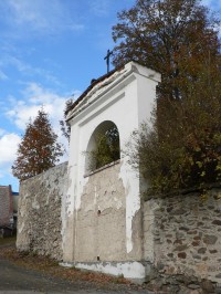 Strážov, přístavba na zdi kolem kostela