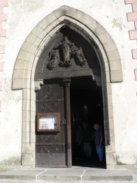 Kašperské Hory, hlavní vchod do chrámu sv. Markéty