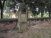 Kryry, náhrobek na bývalém hřbitově