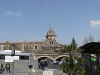 Catania, železniční most, v pozadí věž katedrály