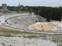 Neapolis, řecké divadlo, v pozadí Syrakusy