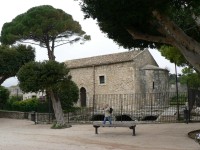 Neapolis, kostelík u vchodu