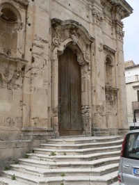 Syrakusy, vchod do jednoho z kostelů