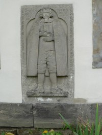 Chřibská, náhrobní kámen na zdi kostela