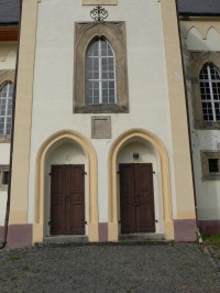 Chřibská, vchod do kostela sv. Jiří
