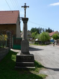 Pačejov, křížek v obci