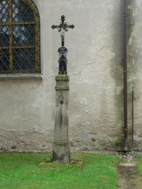 Poleň, kříž před kostelem Všech Svatých