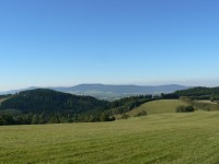 Pohled na Suchý vrch z louky pod Jelením vrchem