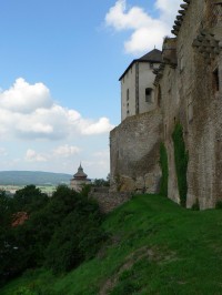 Lipnice nad Sázavou, hrad v pozadí zvonice