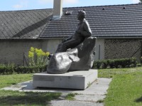 Lipnice nad Sázavou, socha Jaroslava Haška u hřbitova