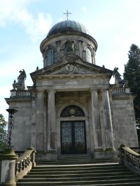 Vstupní strana Klingerova mausolea