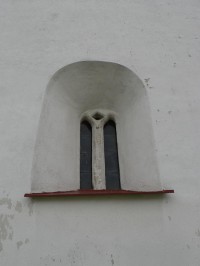 Románské okno kostela