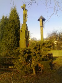 Zvonička a pomník ukřižování v Klukách