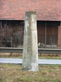Pyrám - kamenný rozcestník u Vojic