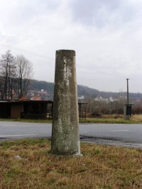 Pyrám - kamenný rozcestník u Vojic
