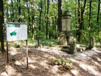 Les Svíb - Alej mrtvých, pomník "klobouk"
