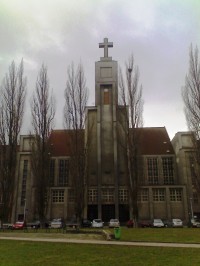 Hradec Králové - kostel Božského srdce Páně (před opravou náměstí)