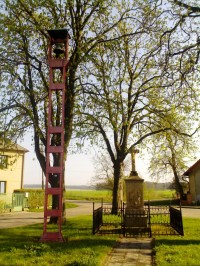 Tůně - pomník ukřižování se zvoničkou