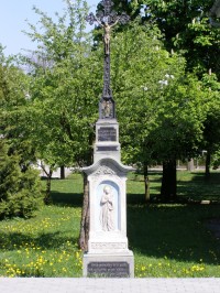 Trnov - kaple sv. Jana,- kříž s plastikou Panny Marie 